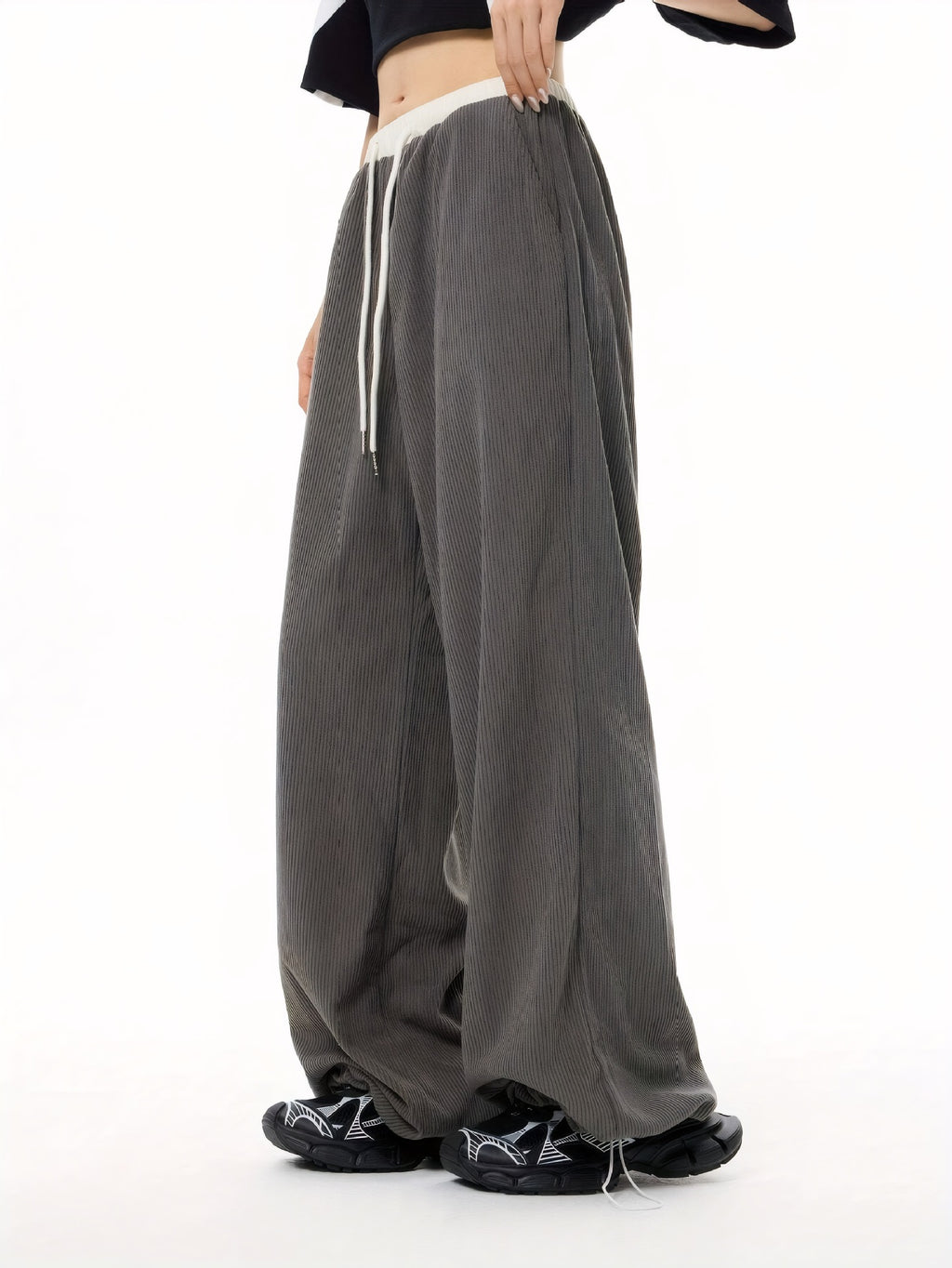 Straight leg slimming and wide leg pants with a sense of drape