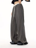 Straight leg slimming and wide leg pants with a sense of drape
