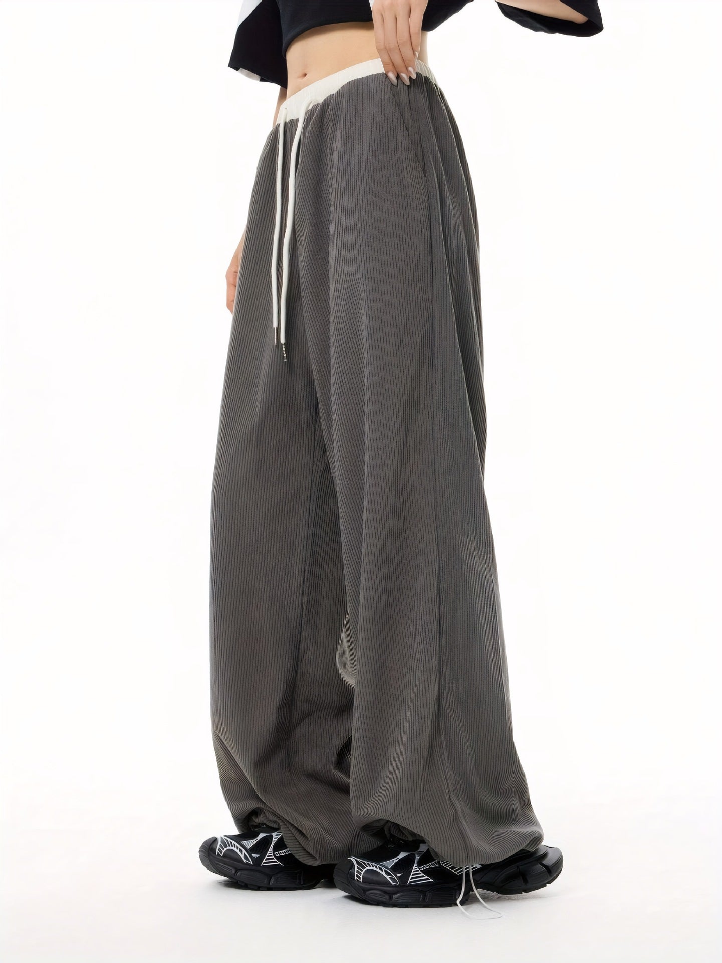 Straight leg slimming and wide leg pants with a sense of drape