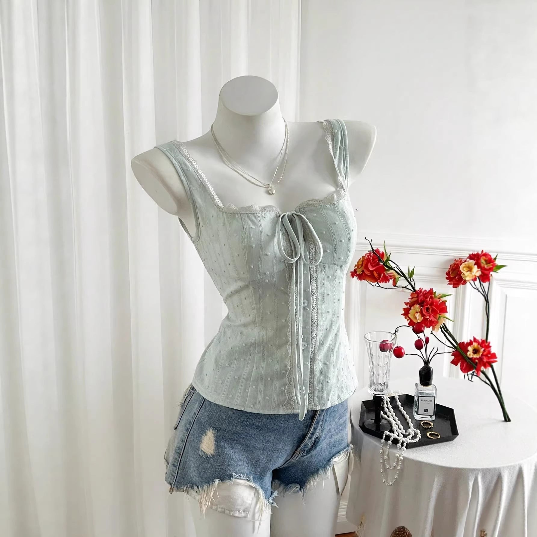 Sleeveless slim fit top